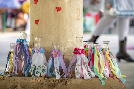 Téléchargez les photos : Détail de la décoration folklorique sur bouteilles de vin, Rakvice, Moravie du Sud, République tchèque - en image libre de droit