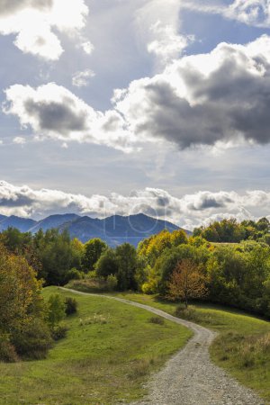 Téléchargez les photos : Paysage d'automne dans le parc national de Mala Fatra avec Velky Rozsutec pic, Slovaquie - en image libre de droit