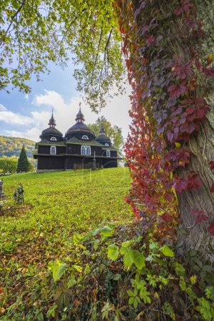 Foto de Iglesia de la protección de la Virgen María, Nizny Komarnik, Eslovaquia - Imagen libre de derechos