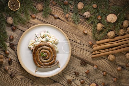 Téléchargez les photos : Saucisse de vin de Noël servie avec salade de pommes de terre - en image libre de droit