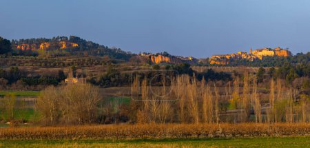 Foto de Paisaje con histórico pueblo ocre Rosellón, Provenza, Luberon, Vaucluse, Francia - Imagen libre de derechos