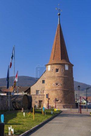 Téléchargez les photos : Typical small town Ammerschwihr, Alsace, France - en image libre de droit