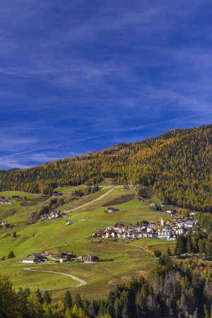Téléchargez les photos : Paysage typique près de San Martin de Tor, Dolomiti, Tyrol du Sud, Italie - en image libre de droit