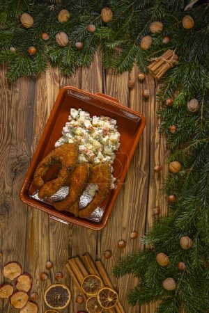 Foto de Cena tradicional de Navidad en República Checa - Carpa frita con ensalada de papa - Imagen libre de derechos