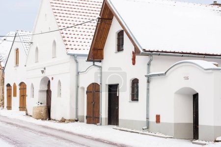 Téléchargez les photos : Caves à vin en hiver, Satov, République tchèque - en image libre de droit