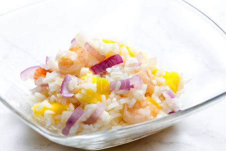 Téléchargez les photos : Salade de riz aux crevettes, oignon rouge et poivron jaune - en image libre de droit