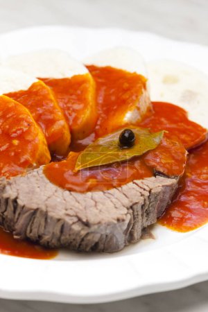 Foto de Carne de res con salsa de tomate y albóndigas - Imagen libre de derechos