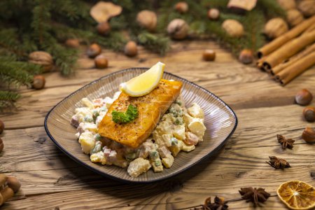 Téléchargez les photos : Saumon cuit au four de Noël avec salade de pommes de terre - en image libre de droit