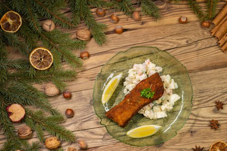 Téléchargez les photos : Carpe frite de Noël avec salade de pommes de terre - en image libre de droit