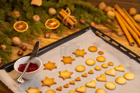 Téléchargez les photos : Biscuits de Noël sur la plaque de cuisson - en image libre de droit