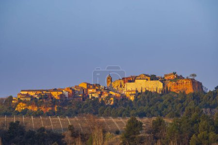 Foto de Paisaje con histórico pueblo ocre Rosellón, Provenza, Luberon, Vaucluse, Francia - Imagen libre de derechos