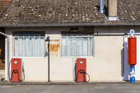 Téléchargez les photos : Ancienne station service, Marnay, Haute-Saone, France - en image libre de droit