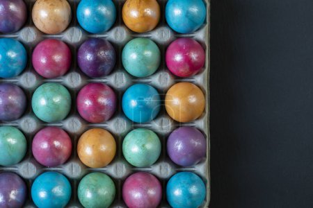 Téléchargez les photos : Fond de Pâques avec peint à la main violet, bleu, vert, orange - en image libre de droit