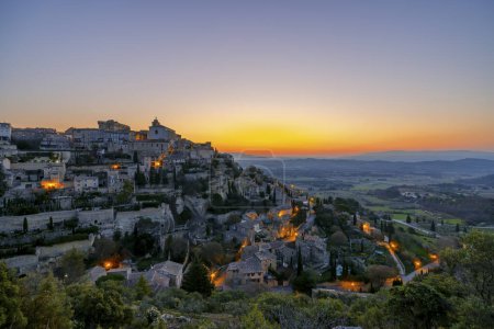 Téléchargez les photos : Petite ville médiévale de Gordes en Provence, Luberon, Vaucluse, France - en image libre de droit
