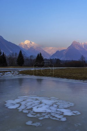 Téléchargez les photos : Paysage hivernal près du village Bovec, Parc national Triglavski, Slovénie - en image libre de droit