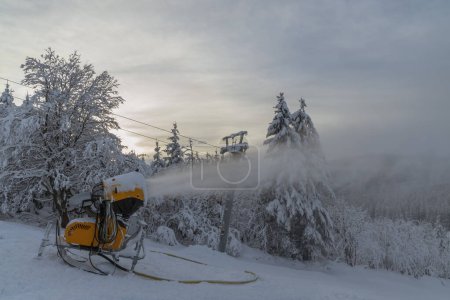 Téléchargez les photos : Canon à neige dans le paysage hivernal - en image libre de droit