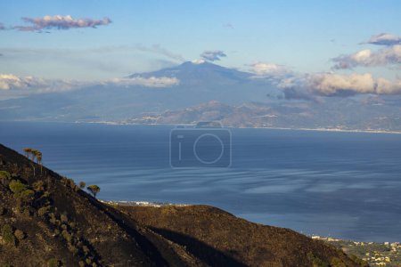 Foto de Paisaje iluminado por el sol de la mañana cerca de Reggio di Calabria con la isla de Sicilia y el Monte Etna, Italia - Imagen libre de derechos
