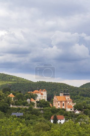 Foto de Castillo e iglesia en Valec, Bohemia Occidental, República Checa - Imagen libre de derechos