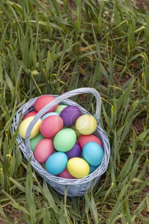 Foto de Bodegón de Pascua con huevos de colores - Imagen libre de derechos