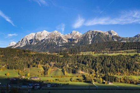 Téléchargez les photos : Vue d'automne du massif de Dachstein en Autriche - en image libre de droit
