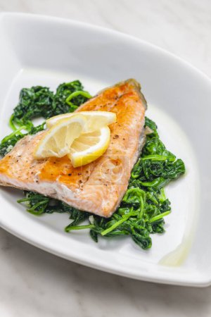 Téléchargez les photos : Grilled salmon fillet with spinach leaves salad - en image libre de droit