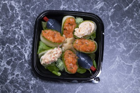 Foto de Conjunto de rollos de sushi con mariscos sobre un fondo de piedra negro - Imagen libre de derechos