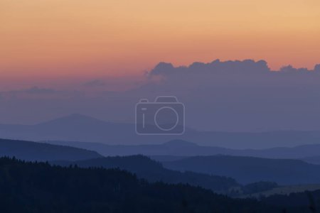 Téléchargez les photos : Paysage avec les montagnes géantes en arrière-plan au coucher du soleil, République tchèque - en image libre de droit