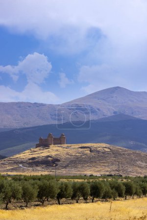 Foto de Castillo de La Calahorra con Sierra Nevada, Andalucía, España - Imagen libre de derechos