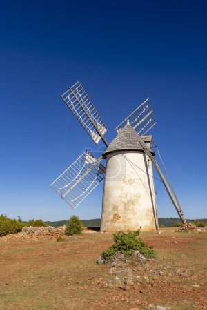 Téléchargez les photos : Windmill (Le Moulin de Redounel), La Couvertoirade in Larzac, Aveyron, France - en image libre de droit