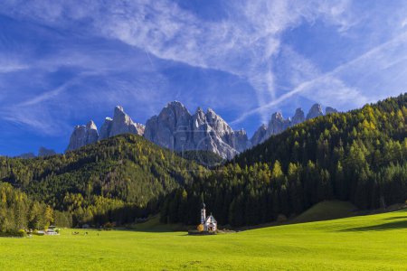 Téléchargez les photos : Beau paysage de dolomites italiennes près de Santa Magdalena, Tyrol du Sud, Italie - en image libre de droit