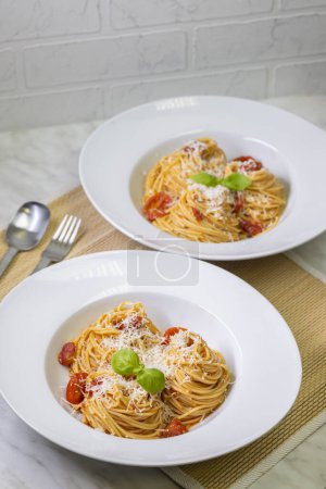 Téléchargez les photos : Spaghettis aux tomates, basilic et parmesan - en image libre de droit