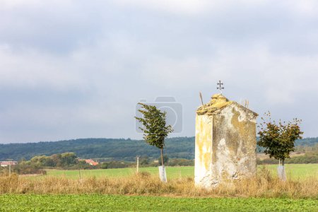 Foto de Capilla del calvario en ruinas cerca de Konice, Región de Znojmo, República Checa - Imagen libre de derechos