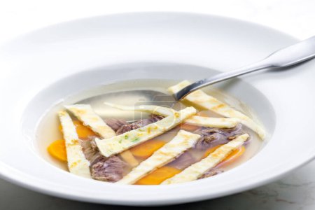 Téléchargez les photos : Soupe de bœuf aux nouilles au céleri et à la carotte - en image libre de droit