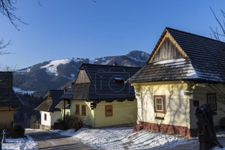 Téléchargez les photos : Village de Vlkolinec Site UNESCO dans les montagnes Velka Fatra, Slovaquie - en image libre de droit