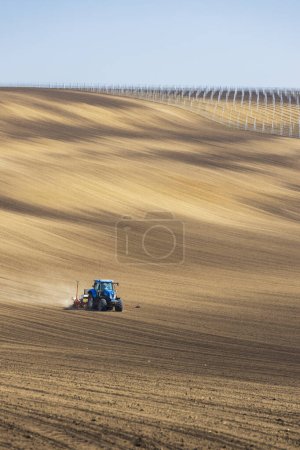 Foto de Tractor con taladro de semillas en el paisaje de primavera - Imagen libre de derechos