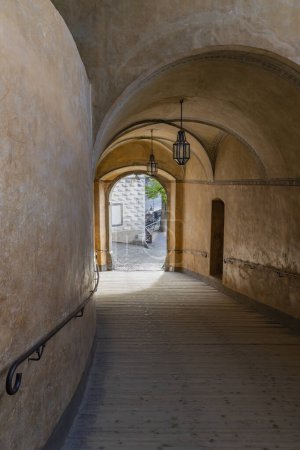 Téléchargez les photos : Passage public à travers le château de Cesky Krumlov - en image libre de droit
