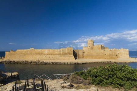 Téléchargez les photos : Château à Isola di Capo Rizzuto, Province de Crotone, Calabre, Italie - en image libre de droit