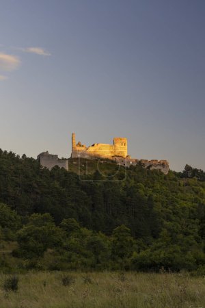 Téléchargez les photos : Ruines de Cachtice en Slovaquie occidentale - en image libre de droit