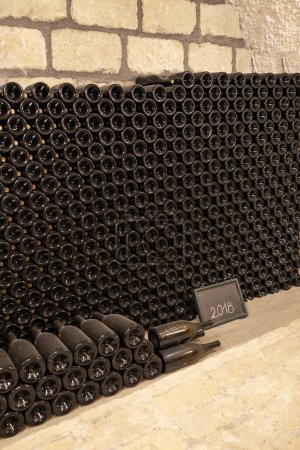 Téléchargez les photos : Bouteilles de vin dans une ancienne cave dans le centre d'Eger, Hongrie du Nord - en image libre de droit