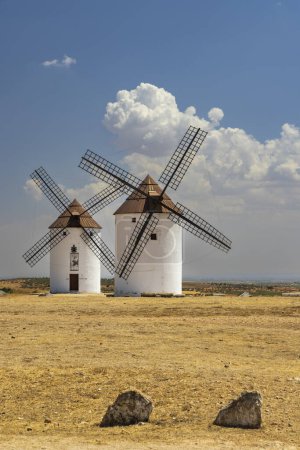 Foto de Molinos de viento cerca de Mota del Cuervo, Toledo, Castilla La Mancha, España - Imagen libre de derechos