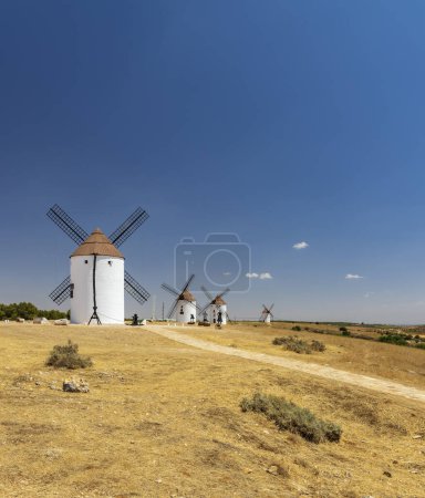 Téléchargez les photos : Moulins à vent près de Mota del Cuervo, Toledo, Castilla La Mancha, Espagne - en image libre de droit
