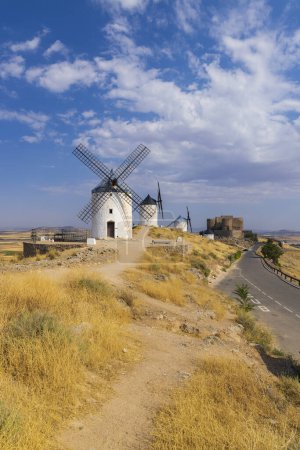 Téléchargez les photos : Moulins à vent en Tolède, Castille-La-Mancha, Espagne - en image libre de droit