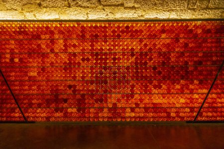 Téléchargez les photos : Nombreuses bouteilles en cave à vin comme fond, Château Monbazillac, Aquitaine, France - en image libre de droit