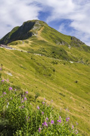 Foto de Puy Mary (1783 m) con carretera, Cantal, Región de Auvernia-Ródano-Alpes, Francia - Imagen libre de derechos