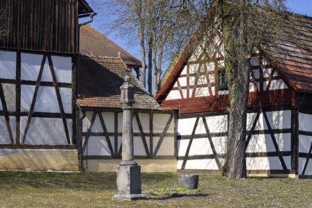 Téléchargez les photos : Ferme à colombages, architecture folklorique à Doubrava, Bohême occidentale, République tchèque - en image libre de droit