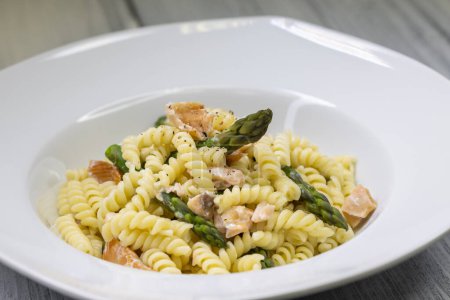 Téléchargez les photos : Spindle pasta with green asparagus and salmon - en image libre de droit