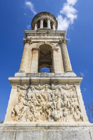 Foto de Mausoleum of Glanum, Glanum archaeological site near Saint-Remy-de-Provence, Provence, France - Imagen libre de derechos