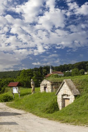 Foto de Bodega (Tufove pivnice), Velka Trna, País de Kosice, Región de Zemplin, Eslovaquia - Imagen libre de derechos