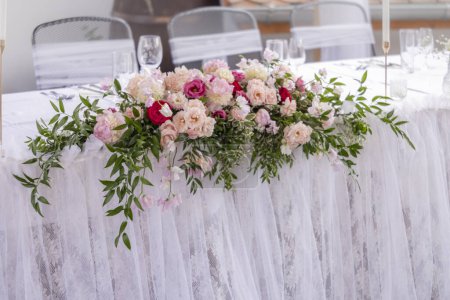 Téléchargez les photos : Table de mariage avec fleurs roses - en image libre de droit
