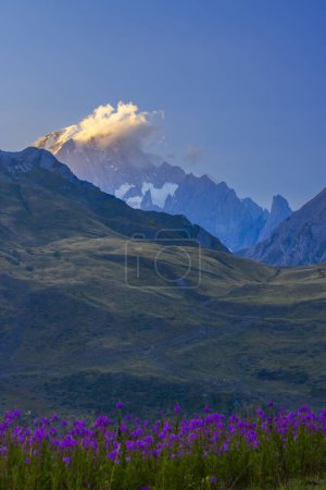 Téléchargez les photos : Paysage près du Col du Petit-Saint-Bernard avec Mont Blanc, à la frontière entre la France et l'Italie - en image libre de droit